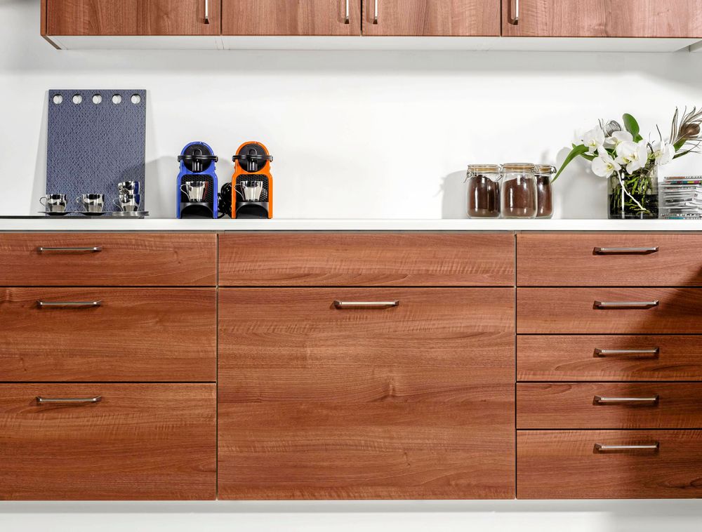 KRYDDAT. Mörkt, mjukt och mustigt. Den här färgen på köksinredningen från Härjedalskök heter Kanel.