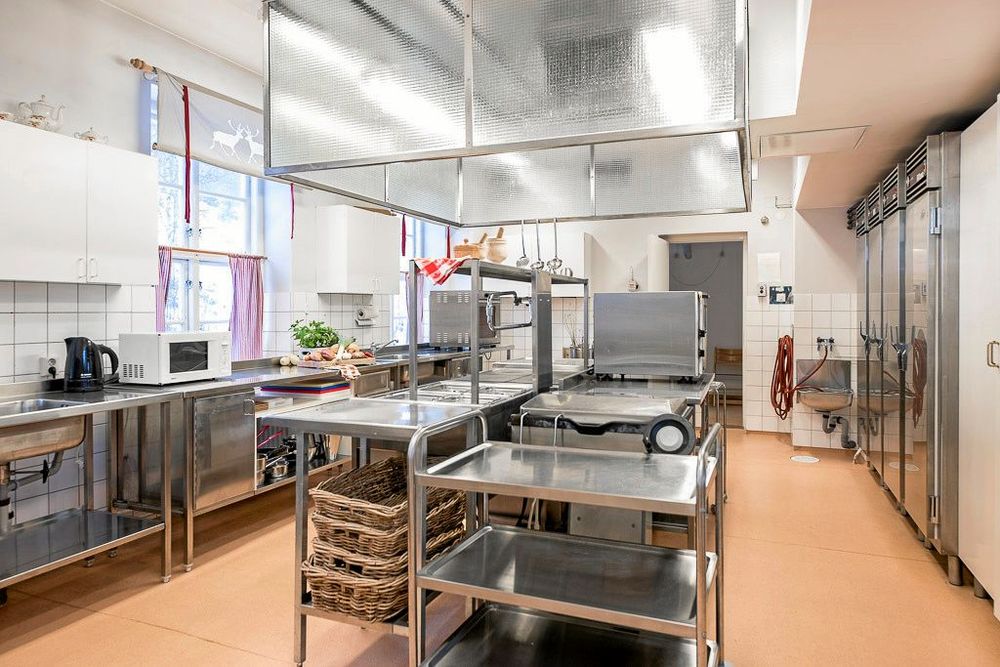 Sundmans Fjällgård har ett godkänt restaurangkök med storköksspis med ugn, varmluftsugnar, stekbord, kokeri, kylskåp, frysar och stormaskin i separat diskrum.