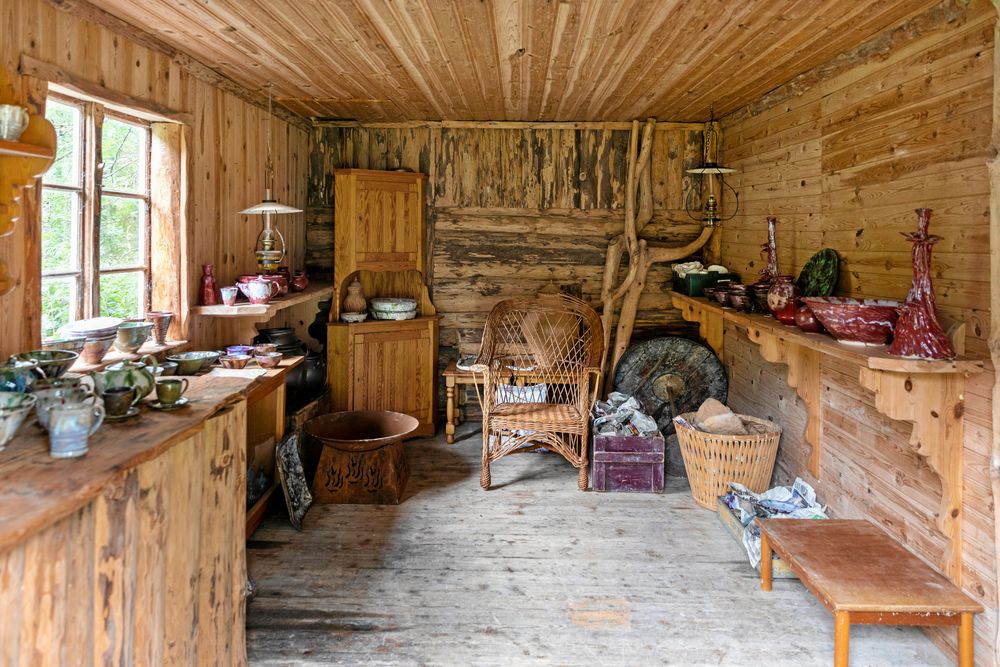 En gång i tiden bodde det en man med sin enda ko på Källäng. Nu har Thomas sitt showroom och butik i ladugården.