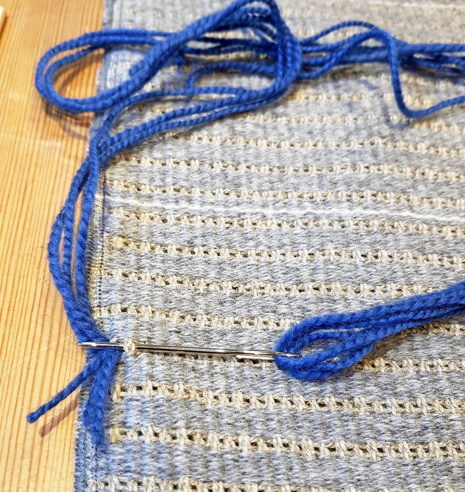 Ett stygn till, intill det första.