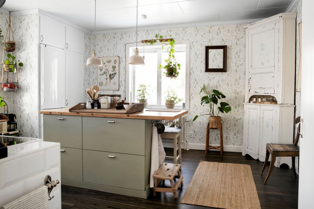 Milt gröna färger på köksskåp och tapeter.