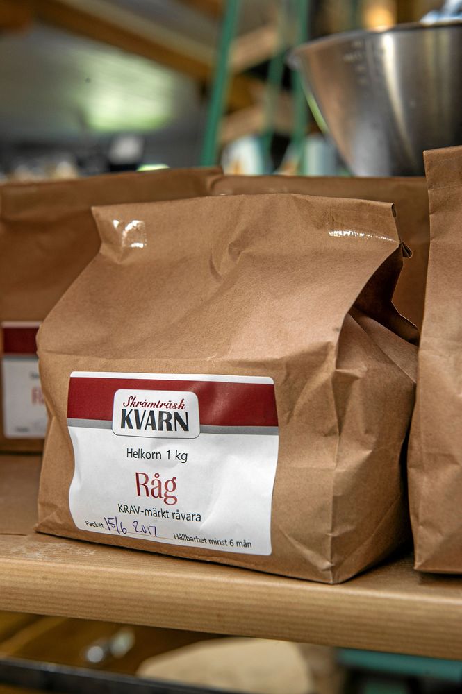 Fina påsar med ekologisk, nymalet mjöl att köpa.