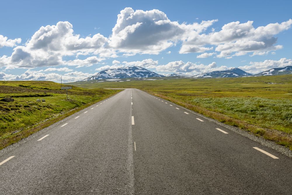 Vildmarksvägen går över kalfjället Stekenjokk och sommartid är det inga problem att ta sig fram.