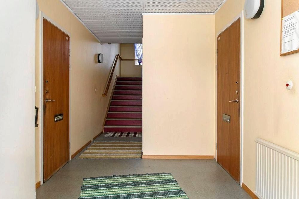 Inne i huset finns fyra lägenheter som kan hyras ut eller byggas om efter behov.