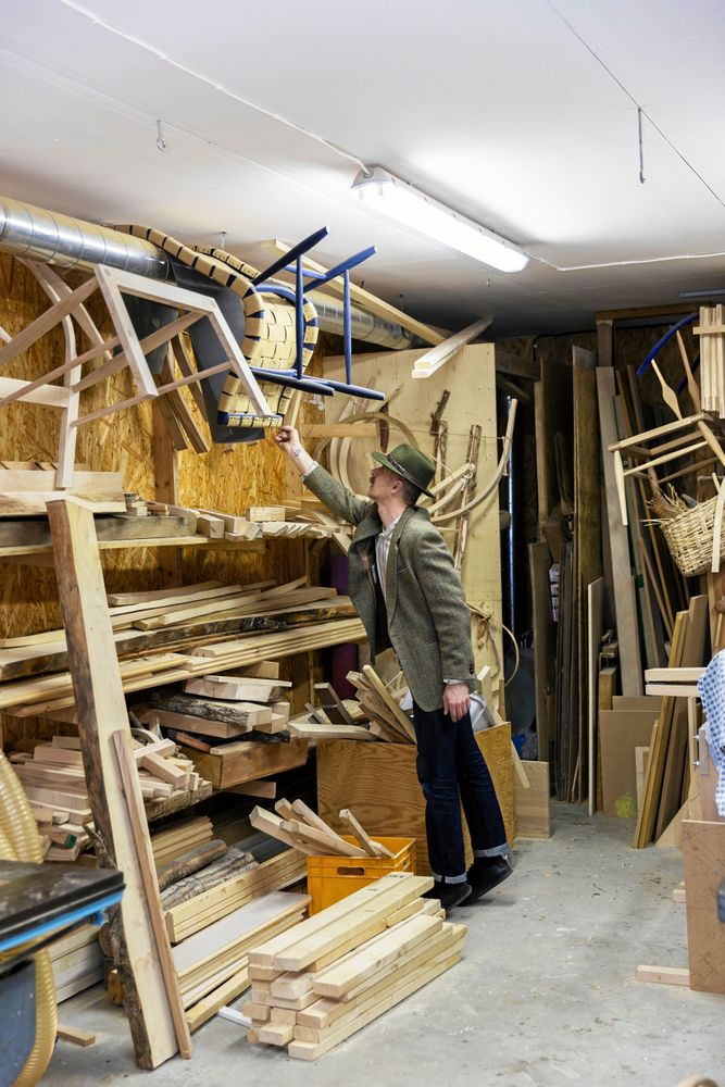 Fredrik hade tänkt att bli byggnadsantikvarie men fastnade för handfast snickarhantverk.