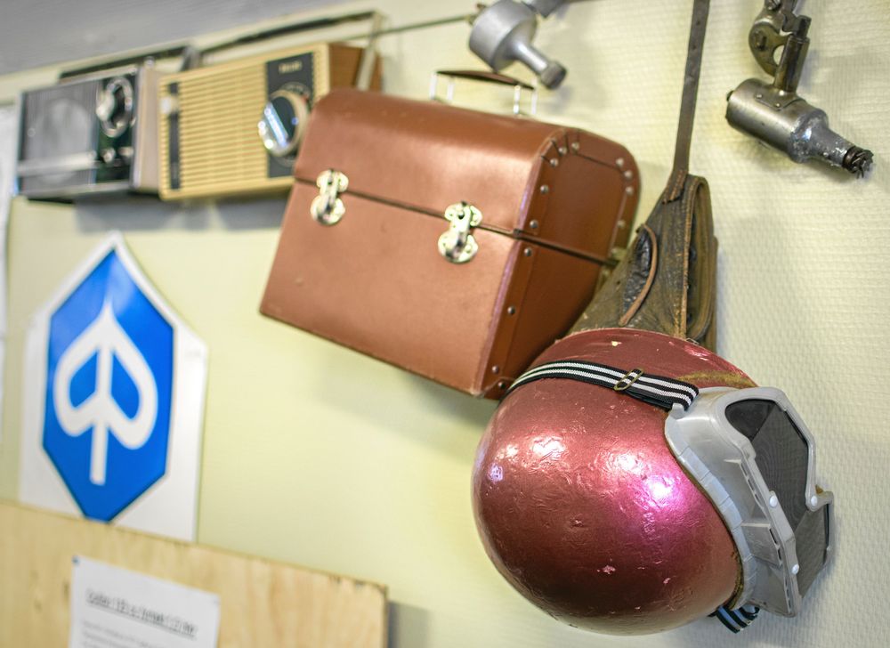 Unikabox, transistor och hjälm i tidstypisk stil.