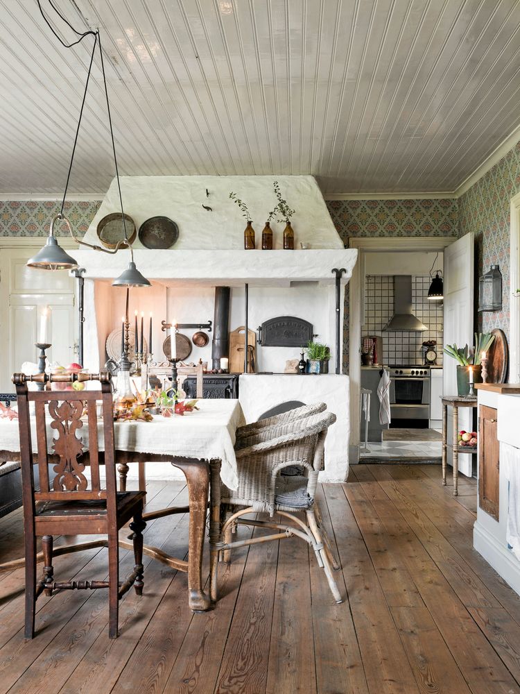 Matrummet är gammaldags och charmigt, inrett med gamla möbler och murad spiskåpa.