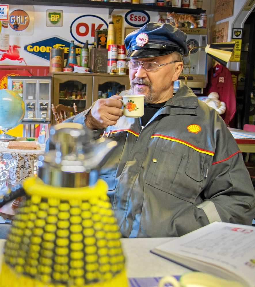 Johnny Johnsson, även känd som Nita, lägger ned mycket tid på sin mack och lanthandel. ”Samlandet ger mig harmoni, det är så himla roligt och avkopplande", säger han.