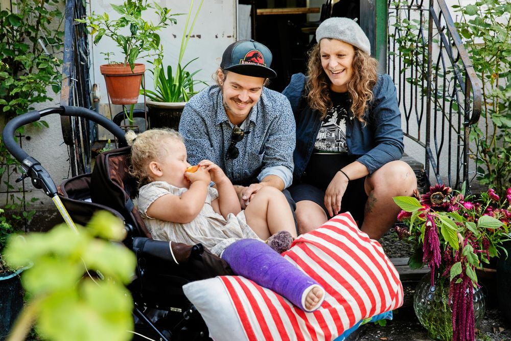 Danne och Emelye med dottern Louie, som är hemma från förskolan på grund av en bruten fot.