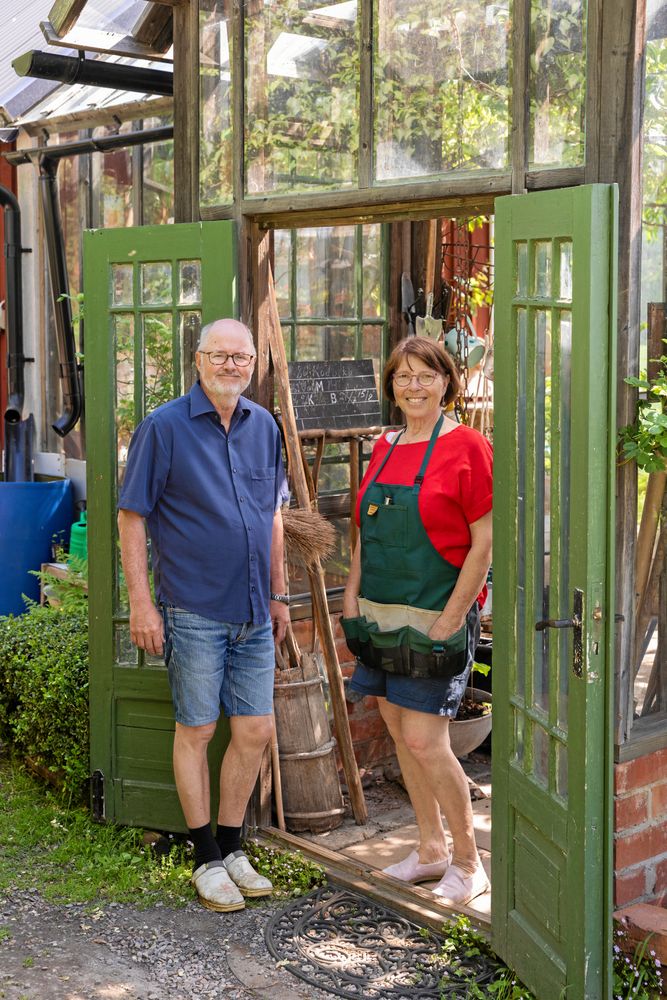 I 35 år har Åke och Eva Rundqvist grävt och grejat tillsammans. Stora, välkomponerade rabatter med både buskar och perenner sätter prägel på deras trädgård.