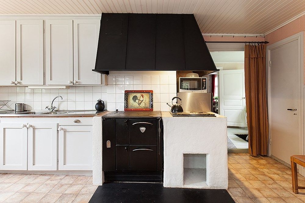 Undervåningen är moderinserad på 90-talet.