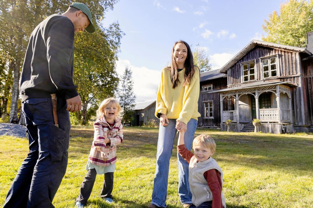 Emil och Tove ser till att ha tid för varandra och barnen och inte låta stress över renoveringen ta över.