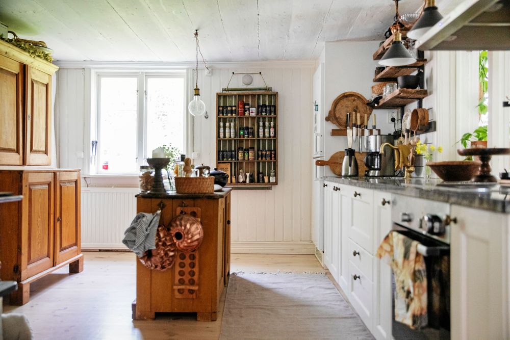 Många detaljer med patina i köket.