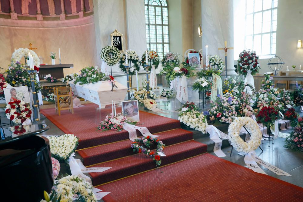 Över hundra blomsterarrangemang mötte gästerna på Lill-Babs begravning. Det var rosor i form av hjärtan och kransar från familj och vänner. De flesta gick i färgerna vitt och rosa, Lill-Babs favoritfärger.