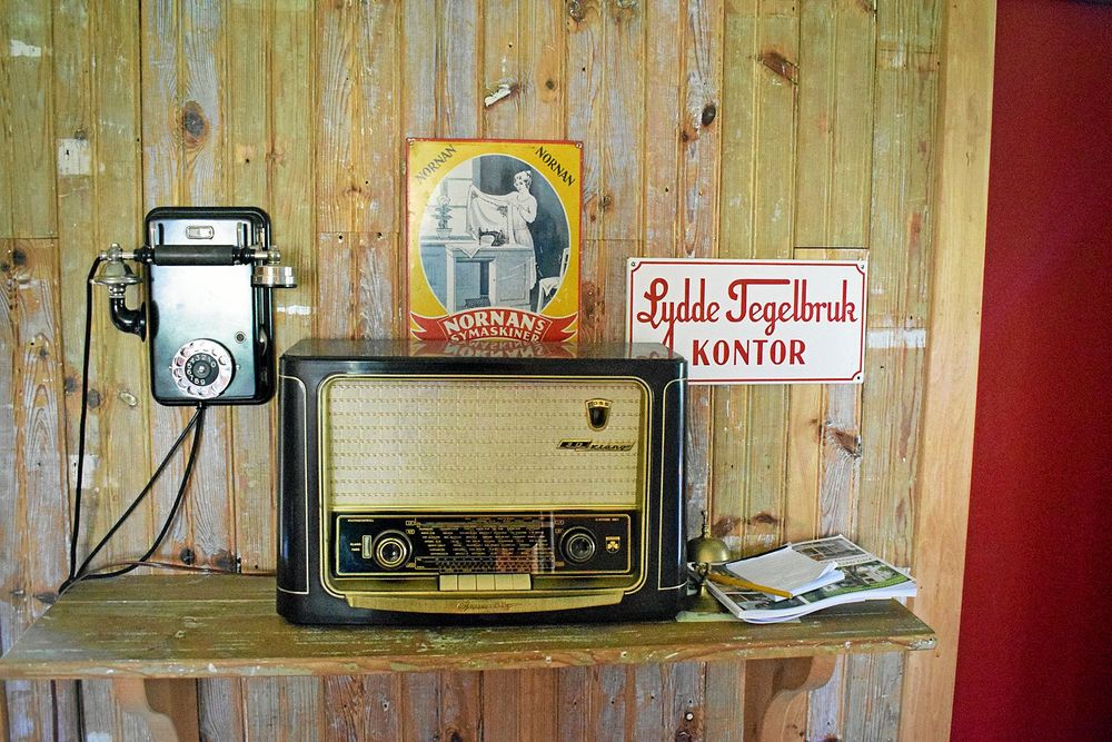 Det går fortfarande att använda den gamla telefonen, även om yngre personer har svårt att veta hur man gör.