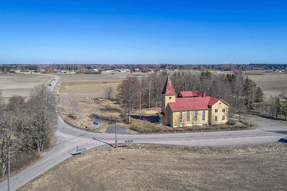 Sandby missionskyrka ligger fyra kilometer utanför Karlholmsbruk.