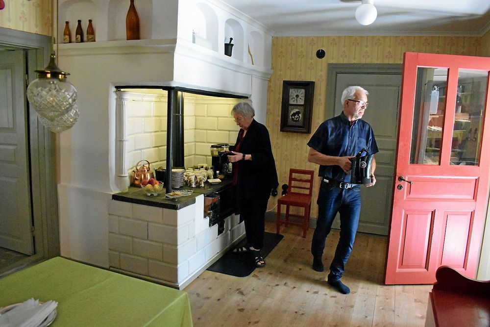 Köket andas 1840-tal och för Siv och Lars är hela atmosfären avkopplande.