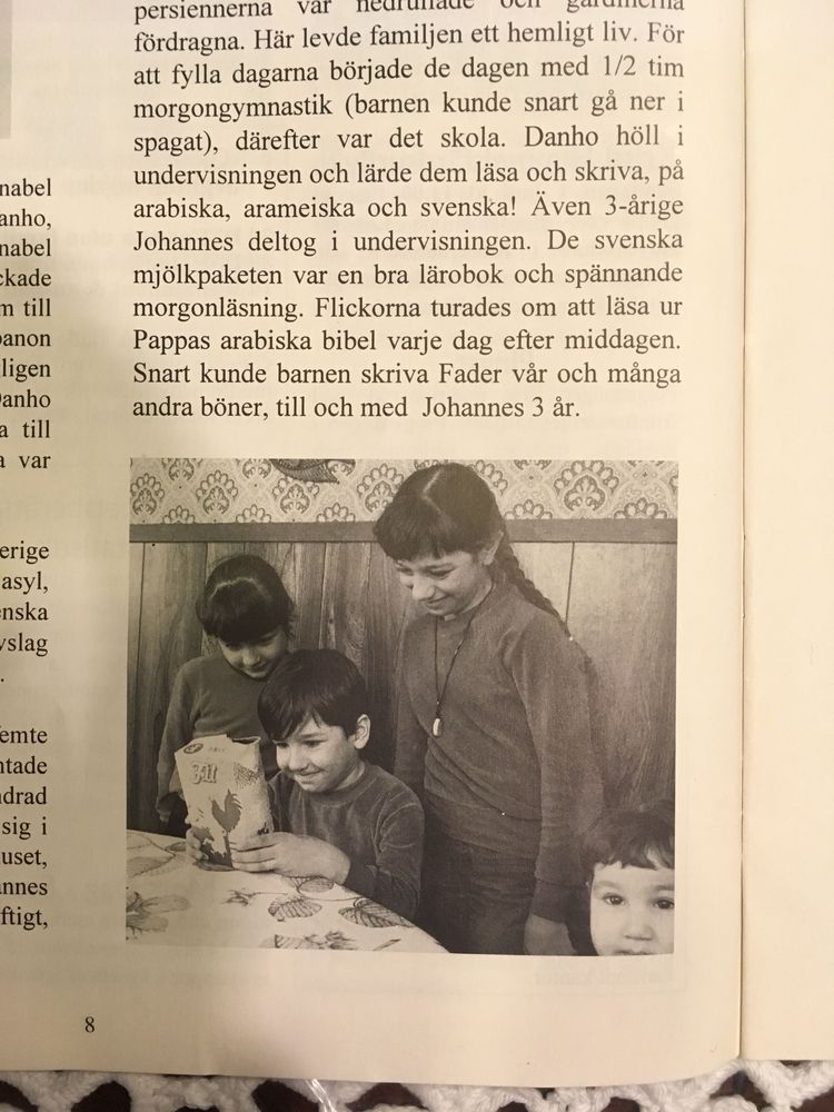 Johannes 4 år, lär sig läsa på svenska tack vare mjölkpaketen som fanns hos den svenska familjen som gömde honom och hans familj. Här omgiven av sina två systrar.