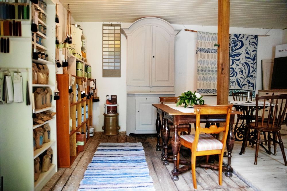 Byggnadsvårdsbutiken med linoljefärger, verktyg och vackra vävar.