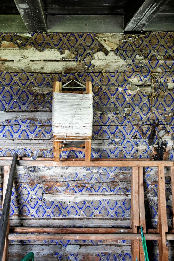 Spår från det förflutna i bagarstugan, en originaltapet och gammal garnvinda .