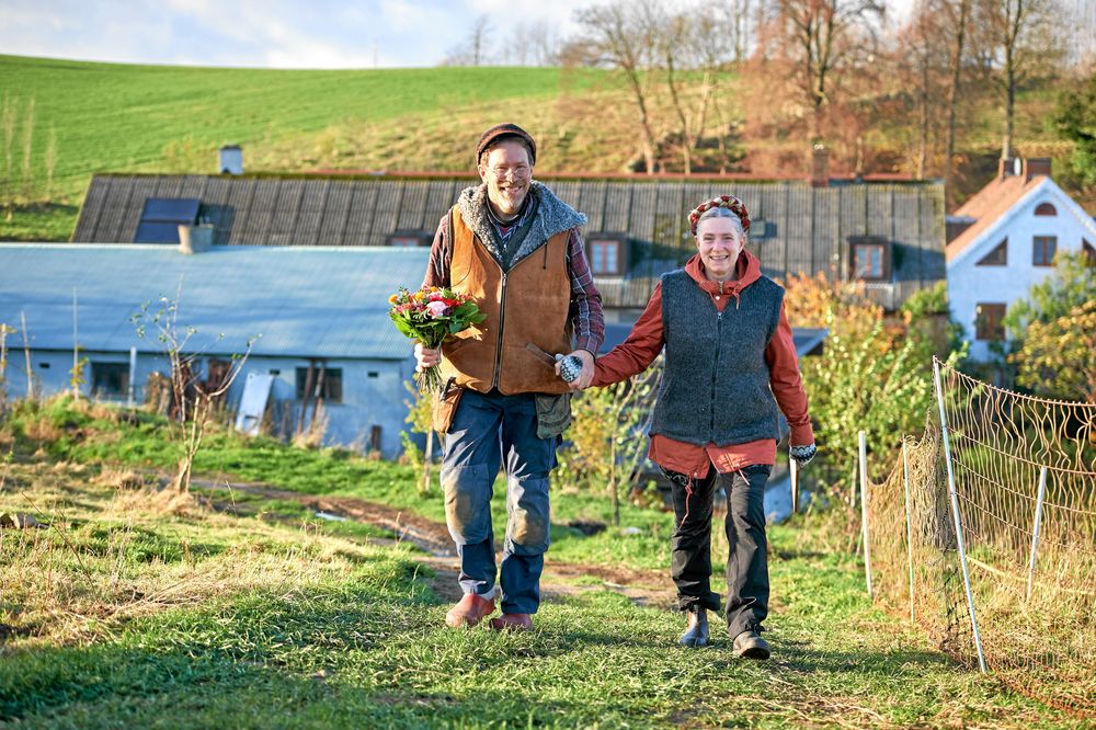 Vintervila på Mandelmanns gård. Gustav och Marie tar en promenad i sina vackra omgivningar.