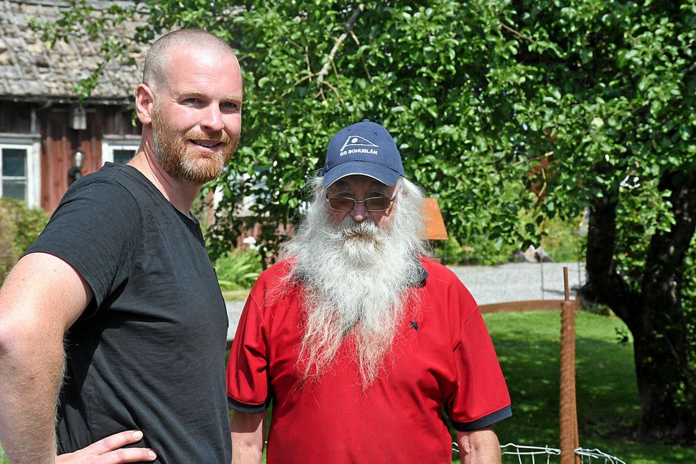 84-årige Gustav Gustavsson från Angered hälsade på i Andreas Benkels trädgård utanför Sollebrunn.