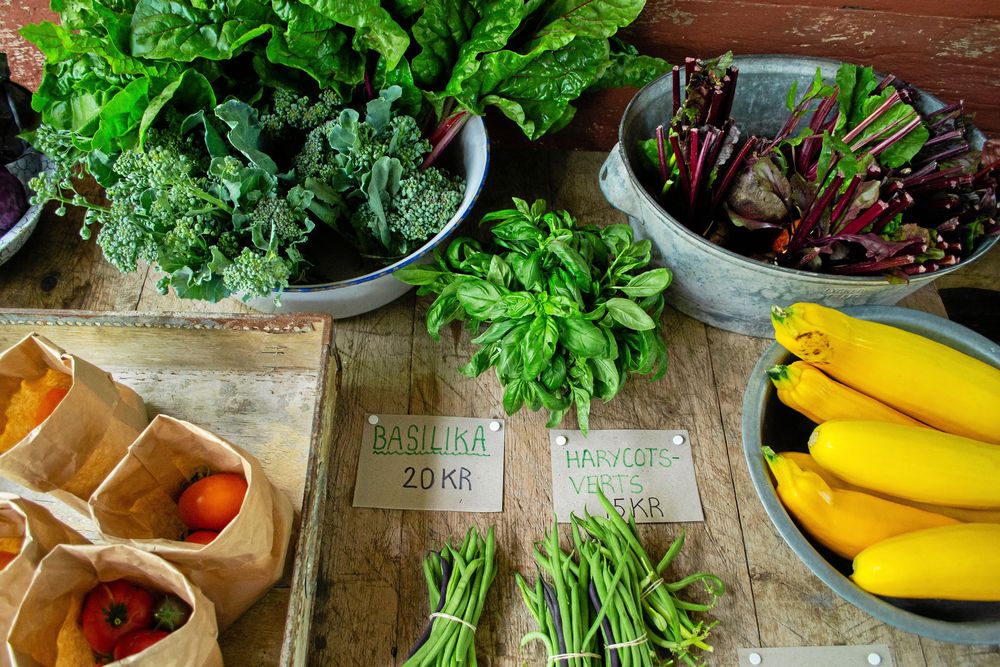 Att förpacka grönsakerna snyggt och potatisen i påsar ökar försäljningen.