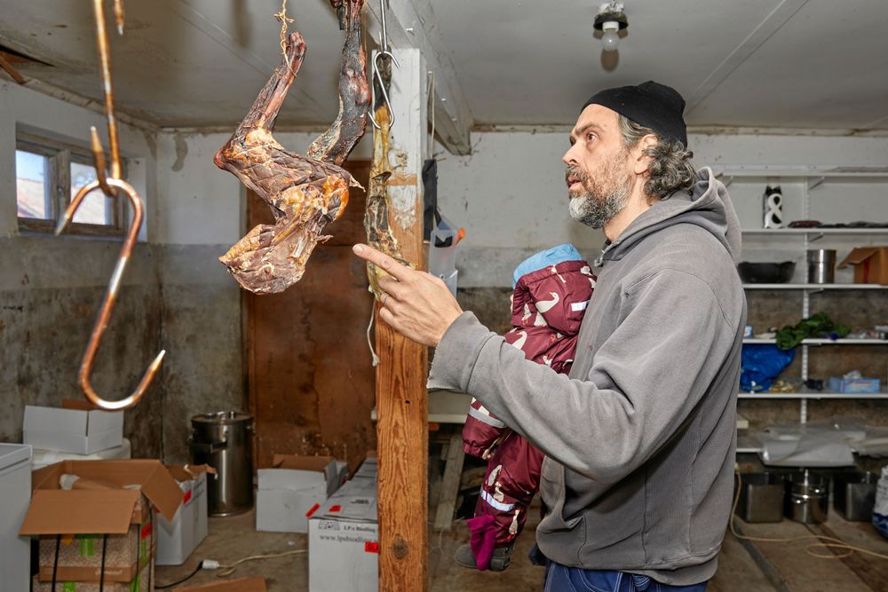 I den svala, mörka ladan finns Kalles egentillverkade charkprodukter, som prosciutto av vildsvinslår.