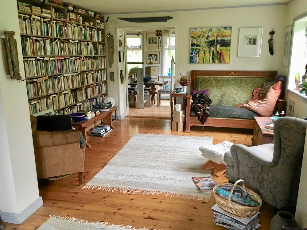 ”Storstugan i ett dubbelhus är inte så stor, så väggen mellan två rum är öppnad.”, säger Ulla om detta rum.