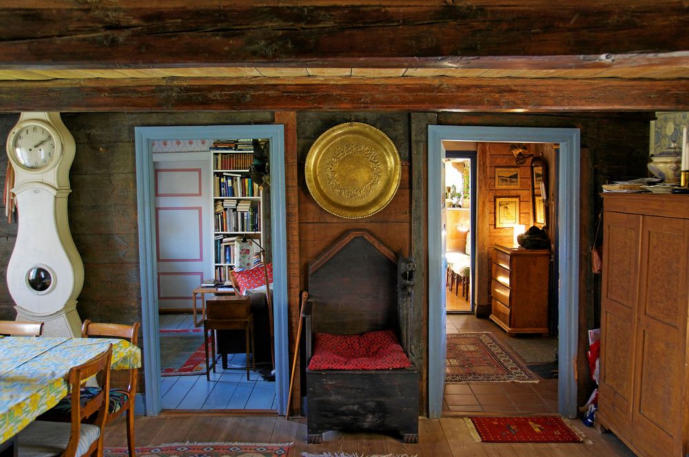 Inredning och materialval minner om gårdens historia än i dag.