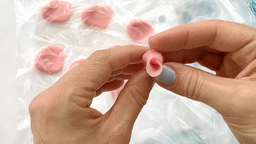 4. Rulla ihop första bladet