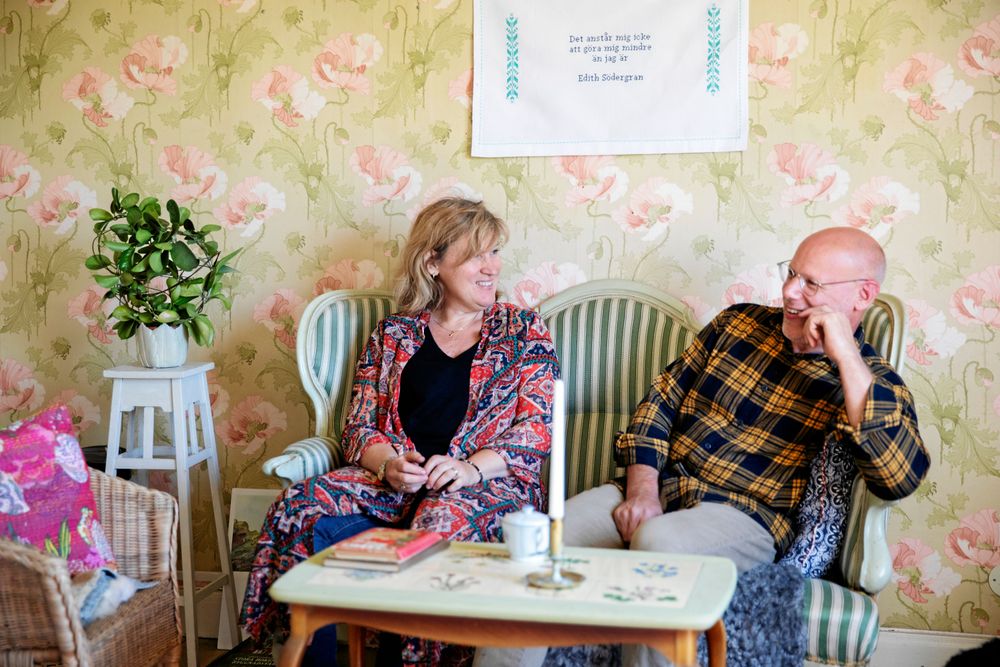 Helena och Olof har inrett stora salen med arvegods och loppisfynd och en gammaldags blommig tapet.