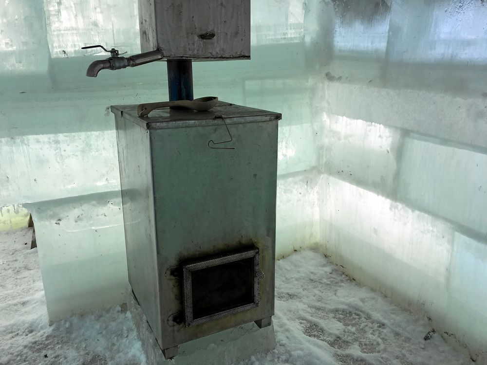 Bastun är komplett med kamin.