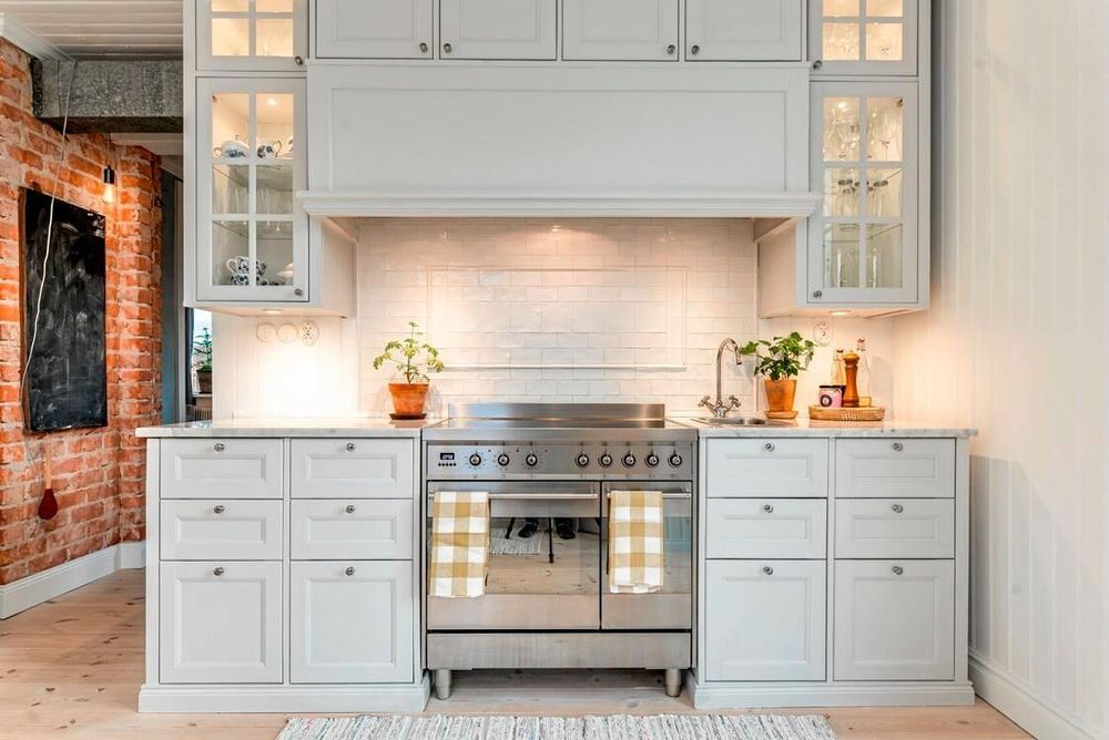 Villan har ett platsbyggt lantkök med bänkskivor i marmor och integrerad diskmaskin.