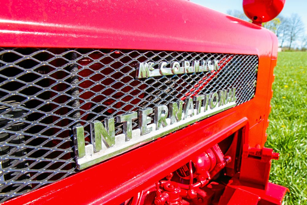 Den klassisk McCormick International-skylten glänser i solskenet.