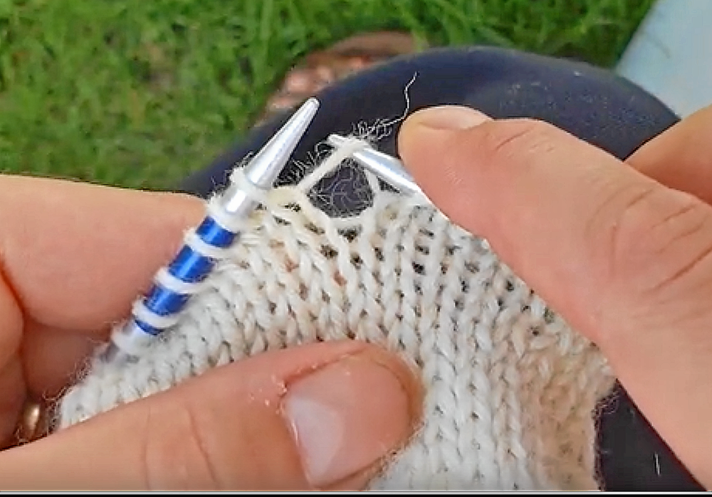 Plocka upp den tvärgående tråden. Hur den stickas sedan avgör lutningen.