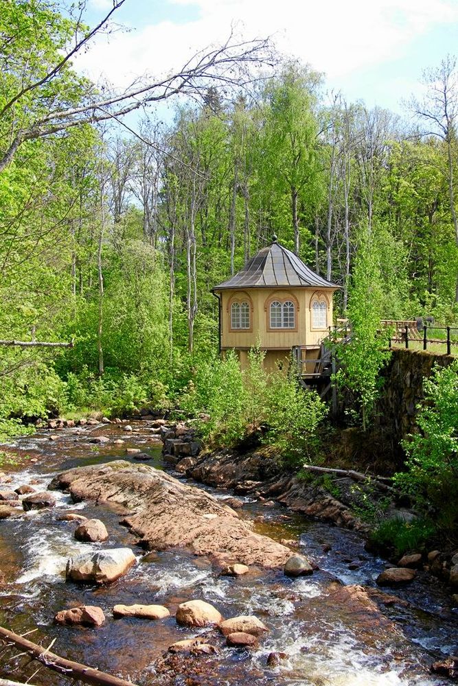 Ett lusthus strax intill Hedströmmen.