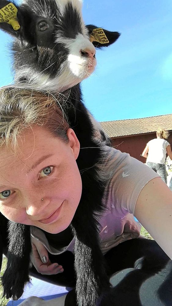 Ann-Sofie Wirman tog en selfie när hon gjorde getyoga i Kumlaby utanför Sala.