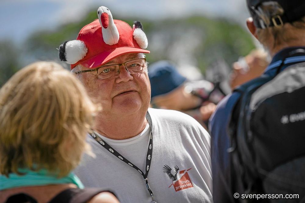 Paul Wiborg med sin kända storkkeps, pratar med besökare under ett tidigare storksläpp.