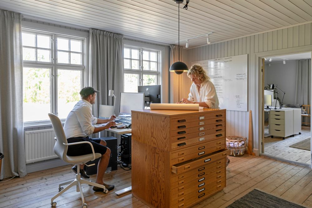 Björn och Cajsa hyr Aspekullens största rum. I gavelrummet intill arbetar energikonsulten Ingela Oscarsson.