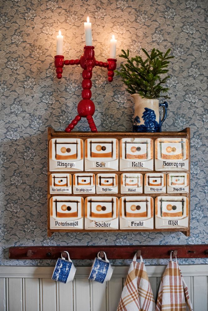 Den fina specerihyllan har Johanna fyndat på loppis.