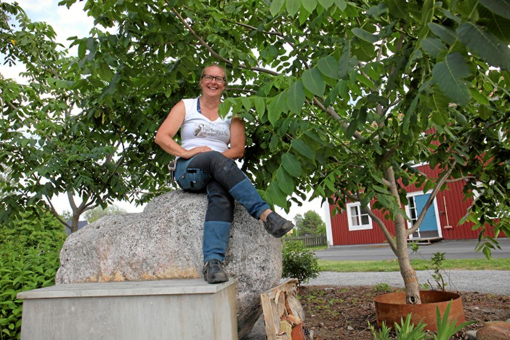 Bea Wiström uppflugen under de manchuriska valnötsträden vid Edelviks folkhögskola.