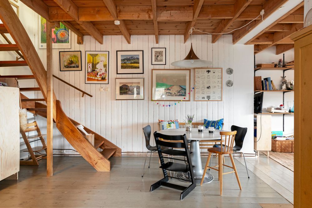 Huset är i två plan med öppen planlösning där nere och sköna små krypin på andra våningen. Allt präglas av skönheten i det enkla, en god funktion och personlighet.