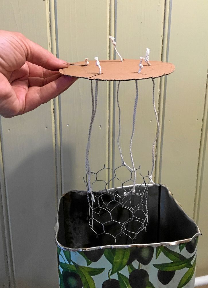 Mät in ordentligt så att allt hänger rätt och ryms i stöpkärlet. Foto: Kristina Bäckström