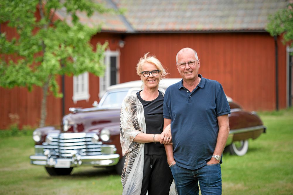 Christer med hustrun Helen hemma i Sandviken, varifrån de tar sköna turer med sin dyrgrip.