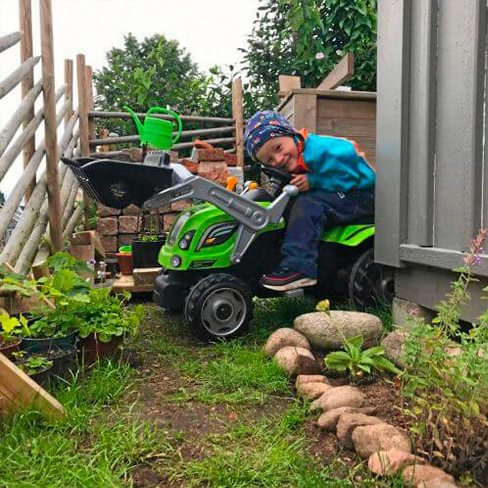 Wilhelm Josefsson kör traktorn rakt in i sitt trädgårdsrum.