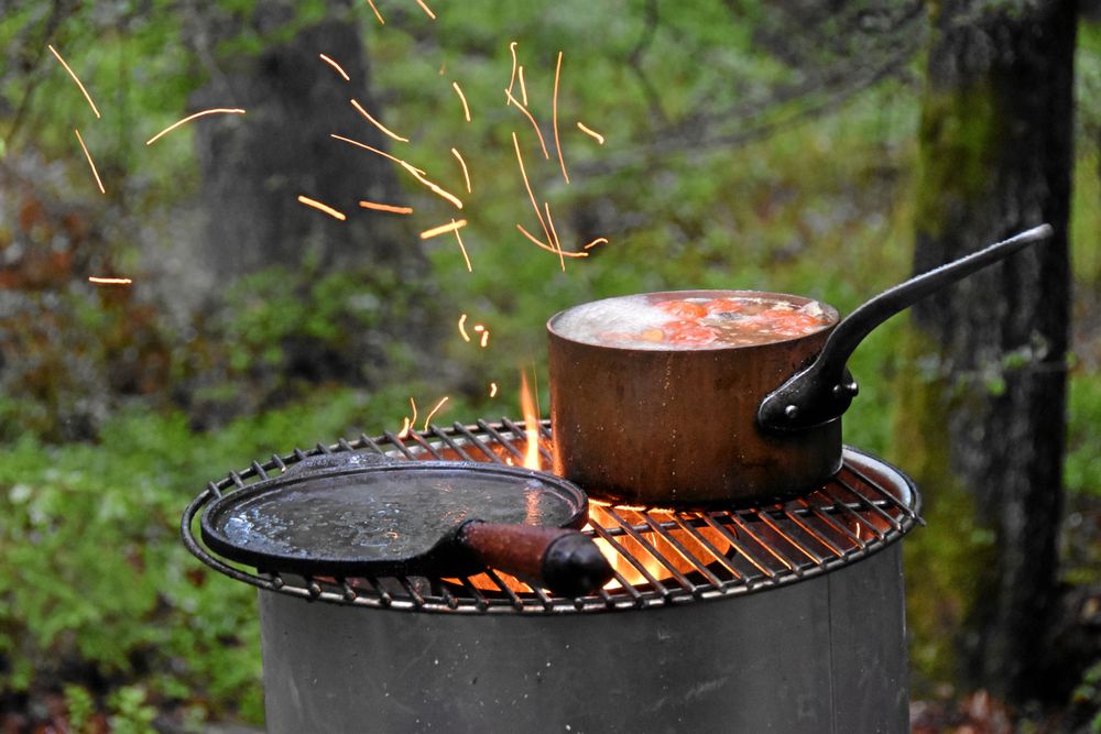 Utomhuskök på riktigt. Kockarna på "Stedans in the Woods" lagar mat över öppen eld och i kokgropar.