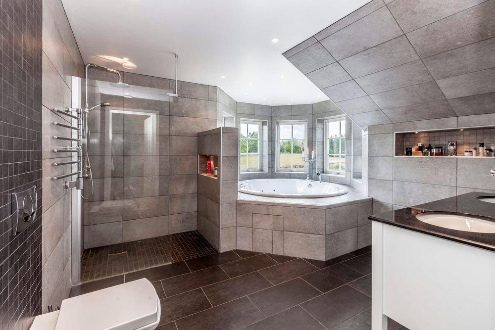 Väl tilltaget badrum med spadel.