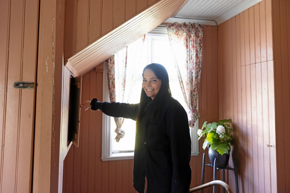 Tove hoppas fortfarande kunna hitta ett brev eller något annat spår av det förflutna i gården många små skåp och gömslen.