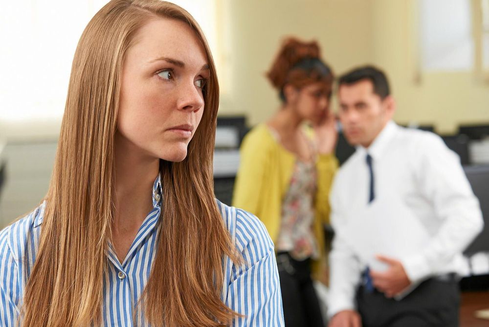 Utfrysning och tissel, tassel bakom ryggen. Mobbning på jobbet är ett allvarligt hot mot folkhälsan, menar Arbetsmiljöverket.